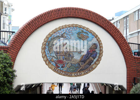 Kunst Mosaik Fliesen- Wandbild für Hastings Altstadt auf einen Torbogen über Fußgängertunnel führend in der Altstadt, Oktober 2019 Stockfoto