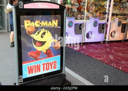 Pac Man Zeichen außerhalb arcade Vergnügungen, die die beliebte 8-bit Zeichen PacMan springen mit Faust in der Luft, 2019 Stockfoto