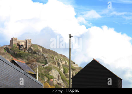 Hastings East Hill Funicular Railway taken from Afar in Hastings, East Sussex, Oktober 2019 mit Kopierraum Stockfoto