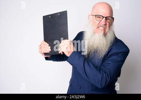 Wütend reife bärtige kahlen Geschäftsmann in Anzug werfen Zwischenablage Stockfoto