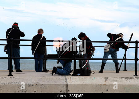 Eine Gruppe von Soskan reenactment Amerikanischer Bürgerkrieg Union Soldaten in Uniform Brand einer Kanone aus einem Bootsanleger in Hastings, mit blast Flamme angezeigt, 2019 Stockfoto