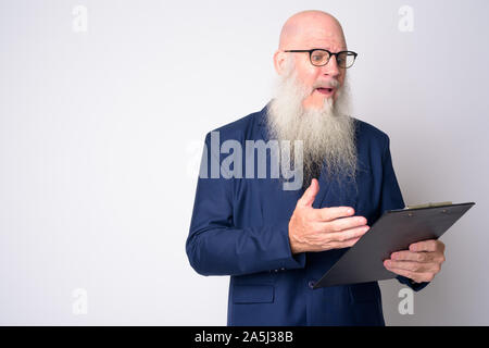 Betonte reife bärtige kahlen Geschäftsmann Lesung über die Zwischenablage und geschockt Stockfoto