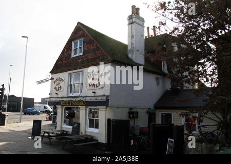 Das öffentliche Haus Royal Standard, ein Shepherd Neame Pub, East Street, Hastings, East Sussex, 2019 - Shepherd Neame Brauerei, Seitenansicht Stockfoto