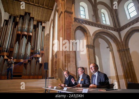 21. Oktober 2019, Sachsen-Anhalt, Magdeburg: Harald Meller, (L - r), Archäologe, Sachsen-Anhalt, Gunnar Schellenberger, Staatssekretär für Kultur in Sachsen-Anhalt und Jonathan Williams, stellvertretender Direktor des British Museum unterzeichnen die Verträge für die Zusammenarbeit zwischen den Staatlichen Museum für Ur- und Frühgeschichte und das Britische Museum im Kunstmuseum Kloster Unser Lieben Frauen Magdeburg. Das Kooperationsabkommen zwischen den beiden Museen regelt künftige Darlehen zwischen den beiden Museen. Vom 20. November 2020 bis 16. Mai 2021, dem nationalen Museum der Urgeschichte wird die Sonderausstellung "Die Wo Stockfoto