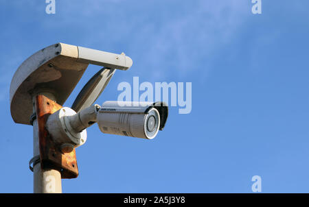 CCTV Kameraüberwachung mit Sonnenenergie auf Post entlang der Strandpromenade von Hastings in East Sussex, Großbritannien mit Platz kopieren Stockfoto