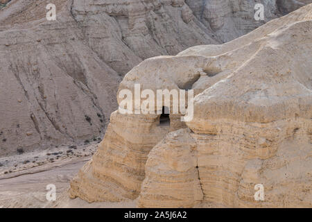 Blick auf eine Höhle in der Qumran National Park, eine archäologische Stätte in der West Bank durch Israels Qumran Nationalpark in gelang es Israel, Stockfoto
