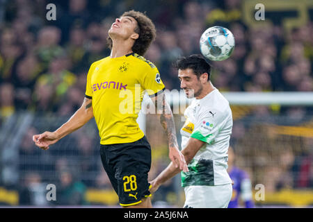 Dortmund, Deutschland. Okt, 2019 20. Axel WITSEL (links, rechts) im Kopf Duell mit Lars STINDL (MG), Aktion, Duellen, Fußball 1. Fussballbundesliga, 8. Spieltag, Borussia Dortmund (DO) - Borussia Mönchengladbach (MG) 1:0, am 19.10.2019 in Dortmund/Deutschland. € | Nutzung der weltweiten Kredit: dpa/Alamy leben Nachrichten Stockfoto