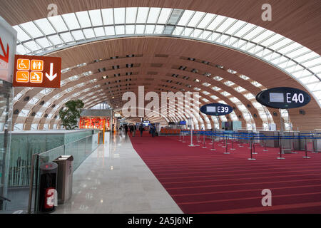 Frankreich, Paris, Interieur der Flughafen Charles de Gaulle an Toren 39 & 40. Stockfoto