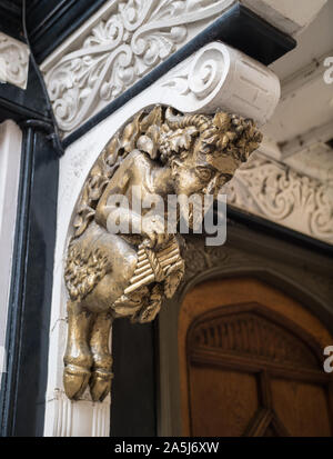 Faun, vermutlich inspiriert C.S.Lewis für das Narnia Charakter Herrn Tumnus. Tür Eingang. Auf der St Mary's Passage in Oxford (Großbritannien befindet. Stockfoto