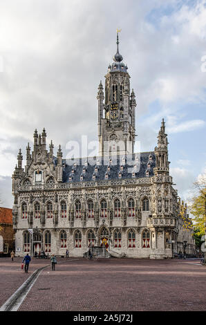 Middelburg, Niederlande, 9. Oktober 2019: Blick über den Marktplatz in Richtung Ende der mdieval Rathaus Stockfoto