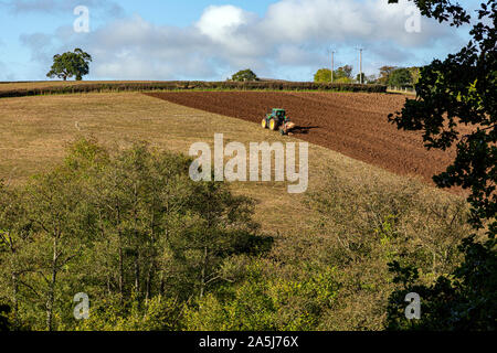 Landwirtschaftliches Feld, Bauernhof, Saatgut, Aussaat, Traktor, UK, England, Hügel, in einer Reihe, Organische, Anbau, Landwirtschaft, Bantham, Braun, Ernte, Devon, Dir Stockfoto