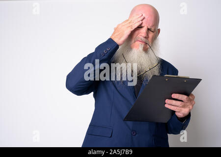 Betonte reife bärtige kahlen Geschäftsmann Lesung über Zwischenablage Stockfoto