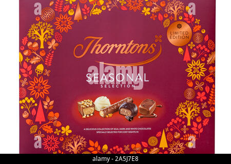 Box von Thorntons Saisonale Auswahl Schokolade - eine köstliche Sammlung von Milch, dunkel und Weiß Schokolade speziell für gemütliche Nächte in ausgewählten Stockfoto