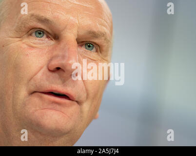 Potsdam, Deutschland. Okt, 2019 21. Dietmar Woidke (SPD), Ministerpräsident des Landes Brandenburg, spricht auf einer Pressekonferenz anlässlich des Falls der Berliner Mauer vor 30 Jahren am 10. November. Credit: Monika Skolimowska/dpa-Zentralbild/dpa/Alamy leben Nachrichten Stockfoto