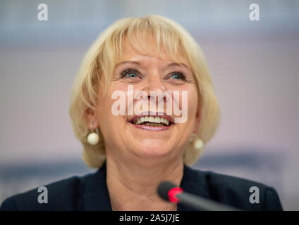 Potsdam, Deutschland. Okt, 2019 21. Ulrike Liedtke (SPD), der Präsident des Landtags, lächelt, während einer Pressekonferenz anlässlich der Fall der Berliner Mauer vor 30 Jahren am 10. November. Credit: Monika Skolimowska/dpa-Zentralbild/dpa/Alamy leben Nachrichten Stockfoto