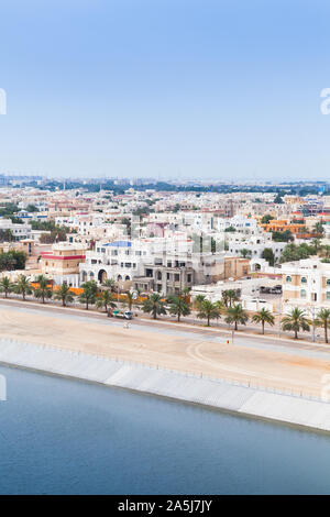 Abu Dhabi, Vogelperspektive, vertikale Foto. Küsten Stadtbild mit Wohn häuser Stockfoto