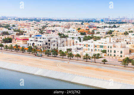 Abu Dhabi, aus der Vogelperspektive. Küsten Stadtbild mit traditionellen Wohn häuser Stockfoto