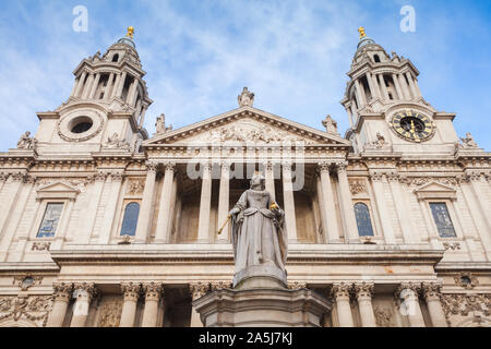 Statue von Queen Anne bei St. Paul Kirchhof, London, Vereinigtes Königreich Stockfoto