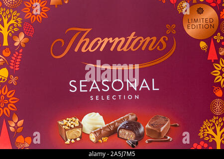 Box von Thorntons Saisonale Auswahl Schokolade - eine köstliche Sammlung von Milch, dunkel und Weiß Schokolade speziell für gemütliche Nächte in ausgewählten Stockfoto