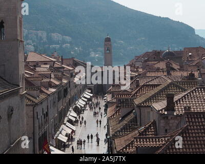 Einen erhöhten Blick auf eine Straße in Dubrovnik. Stockfoto