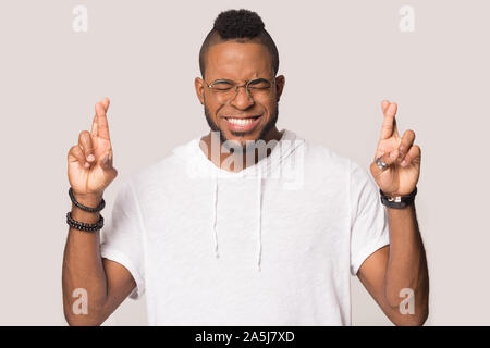 Hoffnungsvoll African American man Kreuz Finger machen möchten Stockfoto