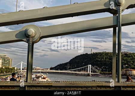 Budapest, Ungarn. 16 August, 2019. Der Elisabeth Brücke zwischen Buda und Pest über der Donau in Budapest, Ungarn. Stockfoto