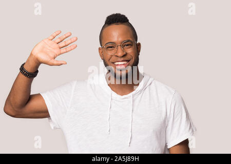 Lächelnd African American Man winkt in die Kamera Gruß Stockfoto