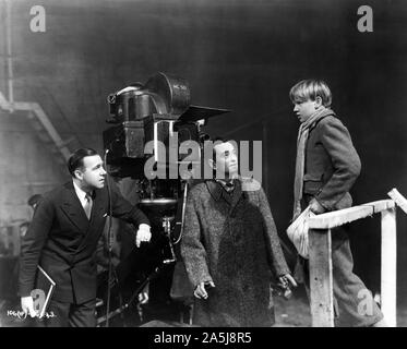 Produzent RONALD NEAME Regisseur David Lean und ANTHONY WAGER als Pip auf offener Filmen GROSSE ERWARTUNGEN 1946 Roman CHARLES DICKENS Cineguild/Allgemein Film Distributors/GFD eingestellt Stockfoto