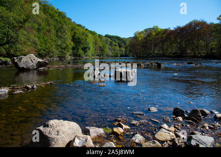 Der Fluss Dordogne in der Nähe von Beaulieu Sur Dordogne in Frankreich Stockfoto