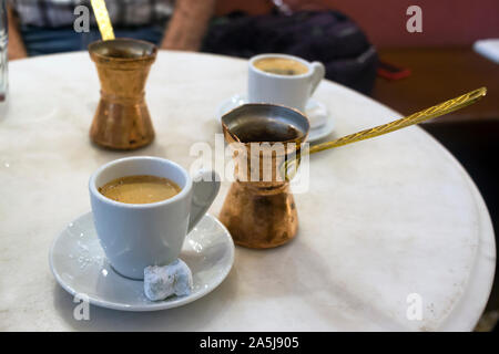 Die traditionellen griechischen Kaffee serviert mit Messing Topf und süßen loukoumi. In Athen Stockfoto