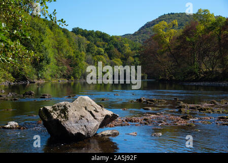 Der Fluss Dordogne in der Nähe von Beaulieu Sur Dordogne in Frankreich Stockfoto