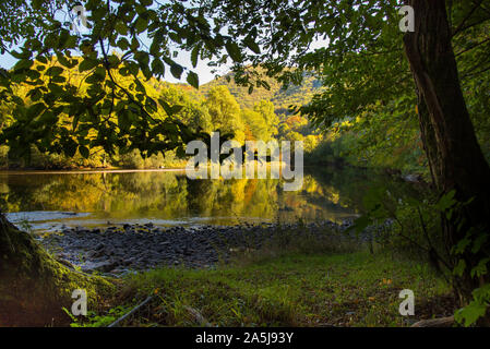 Der Fluss Dordogne in der Nähe von Beaulieu Sur Dordogne in Frankreich Stockfoto