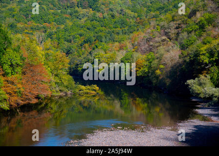 Der Fluss Dordogne in der Nähe von Beaulieu Sur Dordogne in Frankreich Stockfoto