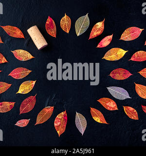 Herbst Wein Hintergrund mit vibrant Fall auf eine schwarze Textur Blätter, ein quadratisches Design Vorlage für eine Weinprobe Einladung oder ein Menü, mit Copyspace Stockfoto