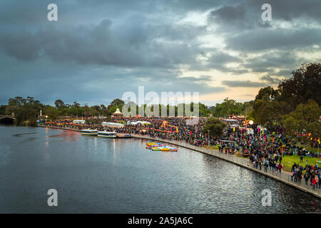 Adelaide, Australien - Oktober 19, 2019: Elder Park voll mit Menschen während der Mond Laterne Fest Feier verpackt in der Nacht Stockfoto