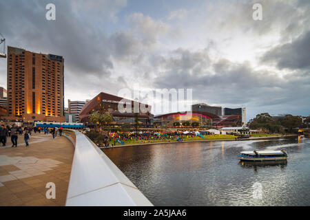 Adelaide, Australien - Oktober 19, 2019: Elder Park voll mit Menschen während der Mond Laterne Fest Feier verpackt in der Nacht Stockfoto