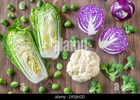 Sortiment von verschiedenen Kreuzblütler auf dem hölzernen Hintergrund Stockfoto