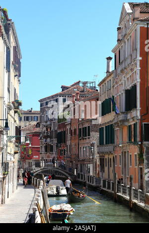 Editorial Venedig, Italien - 18.6.2019: Touristen einem Sommertag auf dem Kanal genießen Sie in der historischen Stadt. Stockfoto