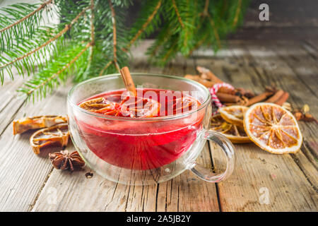 Glühwein tee Punch. Red Hibiscus roiboosh Heißer Winter trinken mit Zimt und Anis Gewürze, Holz- Background Copy space Stockfoto