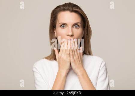 Erschrocken tausendjährigen Frau Blick auf Kamera schockiert oder verängstigt Stockfoto