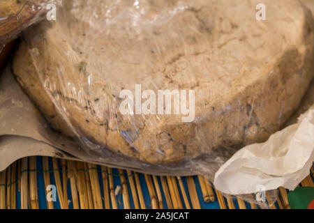 Traditionelle Käse mit Würmern in Sardenga gemacht. Verboten und illegal Käse mit Fliegen und Würmer im Inneren. Stockfoto