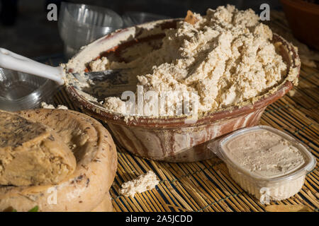 Traditionelle Käse mit Würmern in Sardenga gemacht. Verboten und illegal Käse mit Fliegen und Würmer im Inneren. Stockfoto