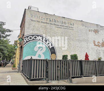 New York, USA. 12 Sep, 2019. Das Logo von Brooklyn Brauerei ist an der Fassade der Brauerei gemalt. Die Brauerei in Brooklyn Bezirk des gleichen Namens wurde 1988 gegründet. Die Brooklyn Brauerei Logo wurde von Graphic Designer Milton Glaser erstellt, die auch für die "I love NY"-Logo. Quelle: Alexandra Schuler/dpa/Alamy leben Nachrichten
