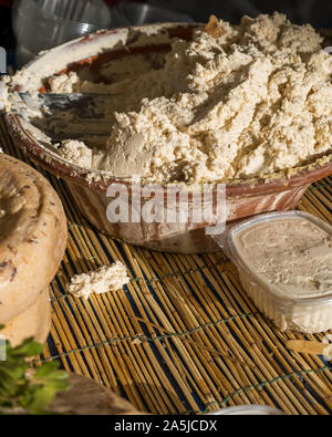 Traditionelle Käse mit Würmern in Sardenga gemacht. Verboten und illegal Käse mit Fliegen und Würmer im Inneren. Stockfoto