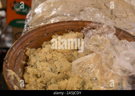 Traditionelle Käse mit Würmern in Sardenga gemacht. Verboten und illegal Käse mit Fliegen und Würmer im Inneren. Stockfoto