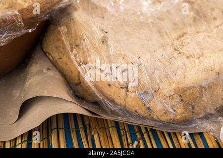 Traditionelle Käse mit Würmern in Sardenga gemacht. Verboten und illegal Käse mit Fliegen und Würmer im Inneren. Stockfoto