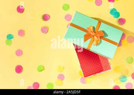 Festliche Geschenkbox in Trendfarben mit grünem Deckel, Orange Bug neo Licht Stockfoto