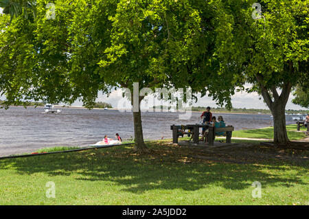 Der Noosa River in Noosaville neben Noosa Heads an der Sunshine Coast in Queensland, Australien Stockfoto