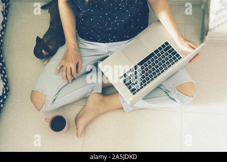 Einkaufen im Internet, Abstand in Arbeit oder Ausbildung. Das moderne Leben und Blogging. Stockfoto