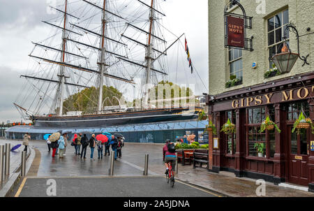 LONDON GREENWICH SCHWAMMSPINNER PUB der Cutty Sark Clipper und Regenschirme IM REGEN Stockfoto